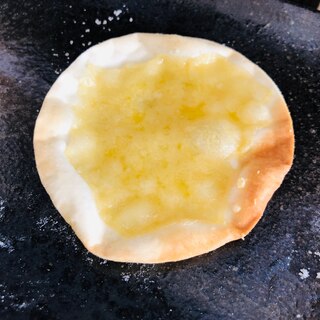 餃子の皮で★ガーリックバターとダブルチーズのピザ風